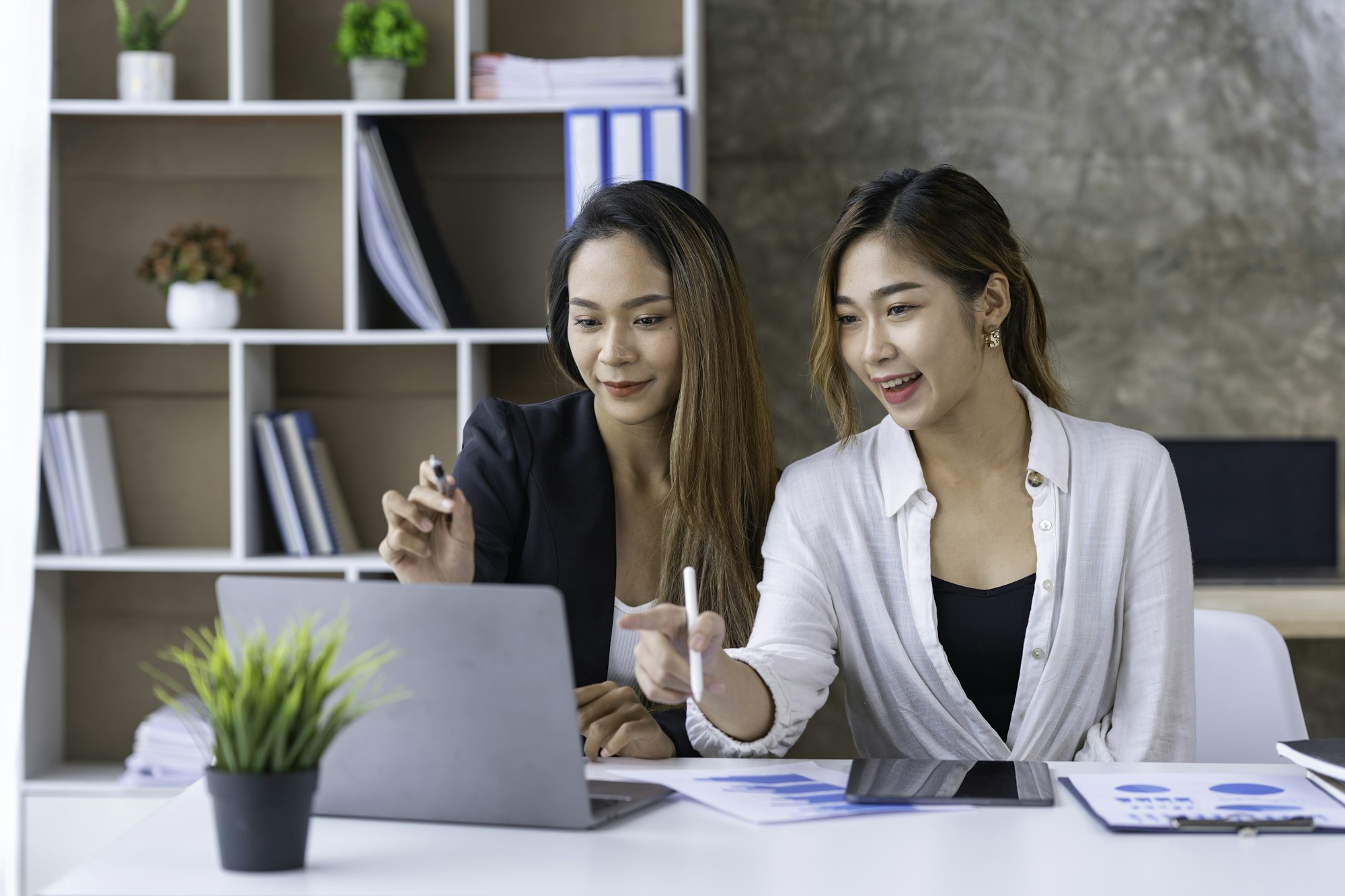 Negotiation, consulting and data analysis of Asian female marketers have data sheet Statistical Grap